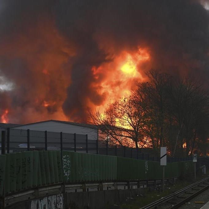 Germany: Hamburg fire smoke halts trains, generates warning